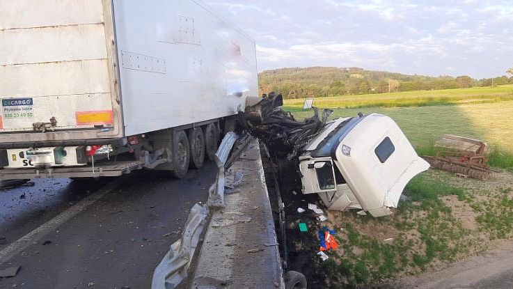 Mladý řidič nepřežil čelní střet s kamionem v protisměru na Benešovsku